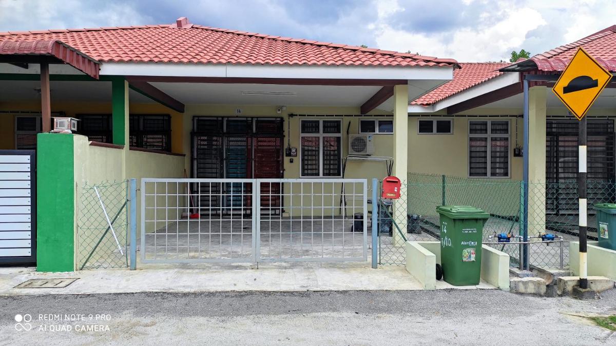 Neesa Homestay Bukit Gambang-Muslim - Housity