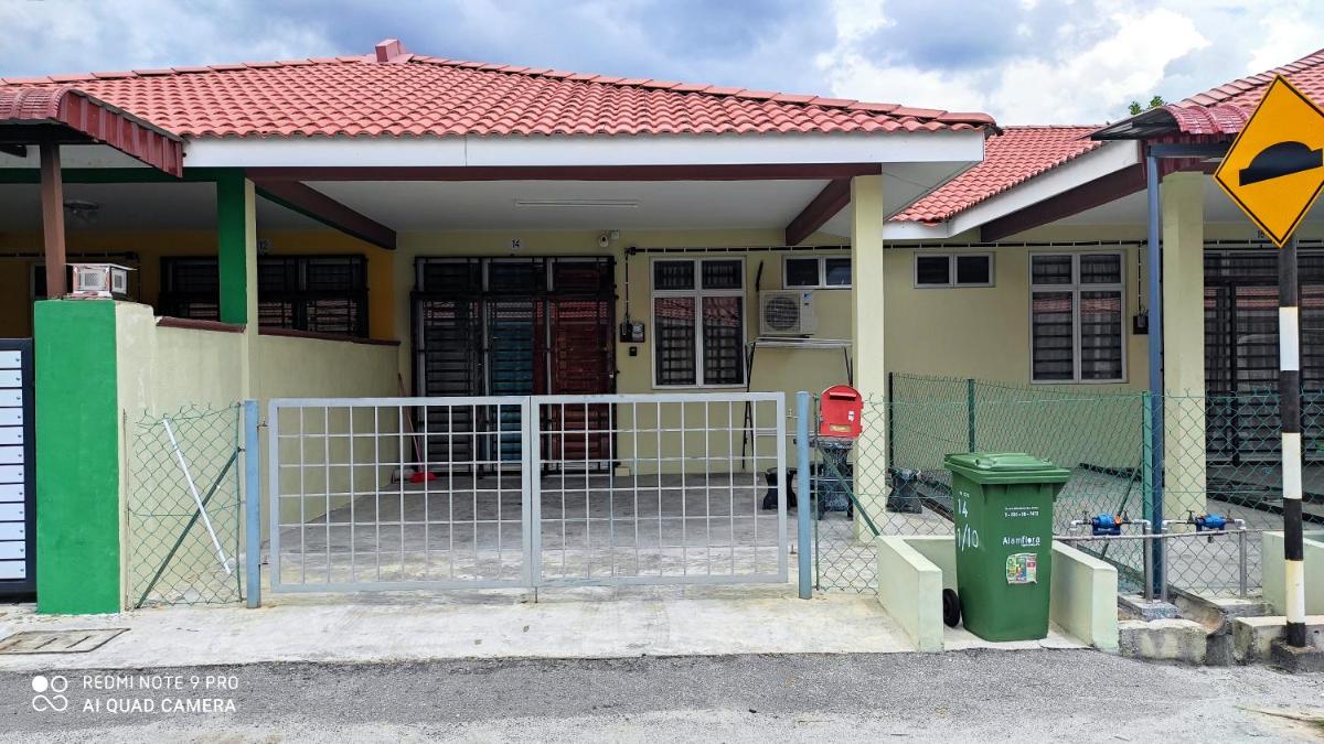 Neesa Homestay Bukit Gambang-Muslim - Housity
