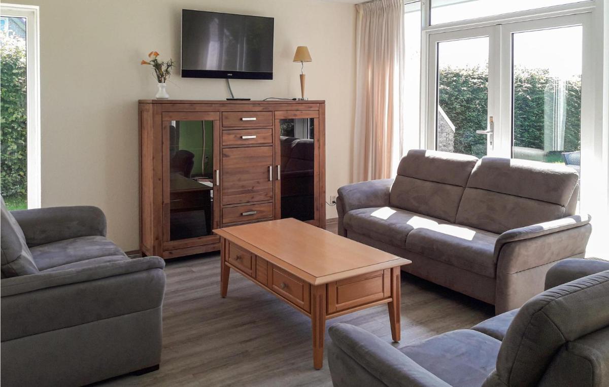 Cozy Home In Vlagtwedde With Lake View - Housity