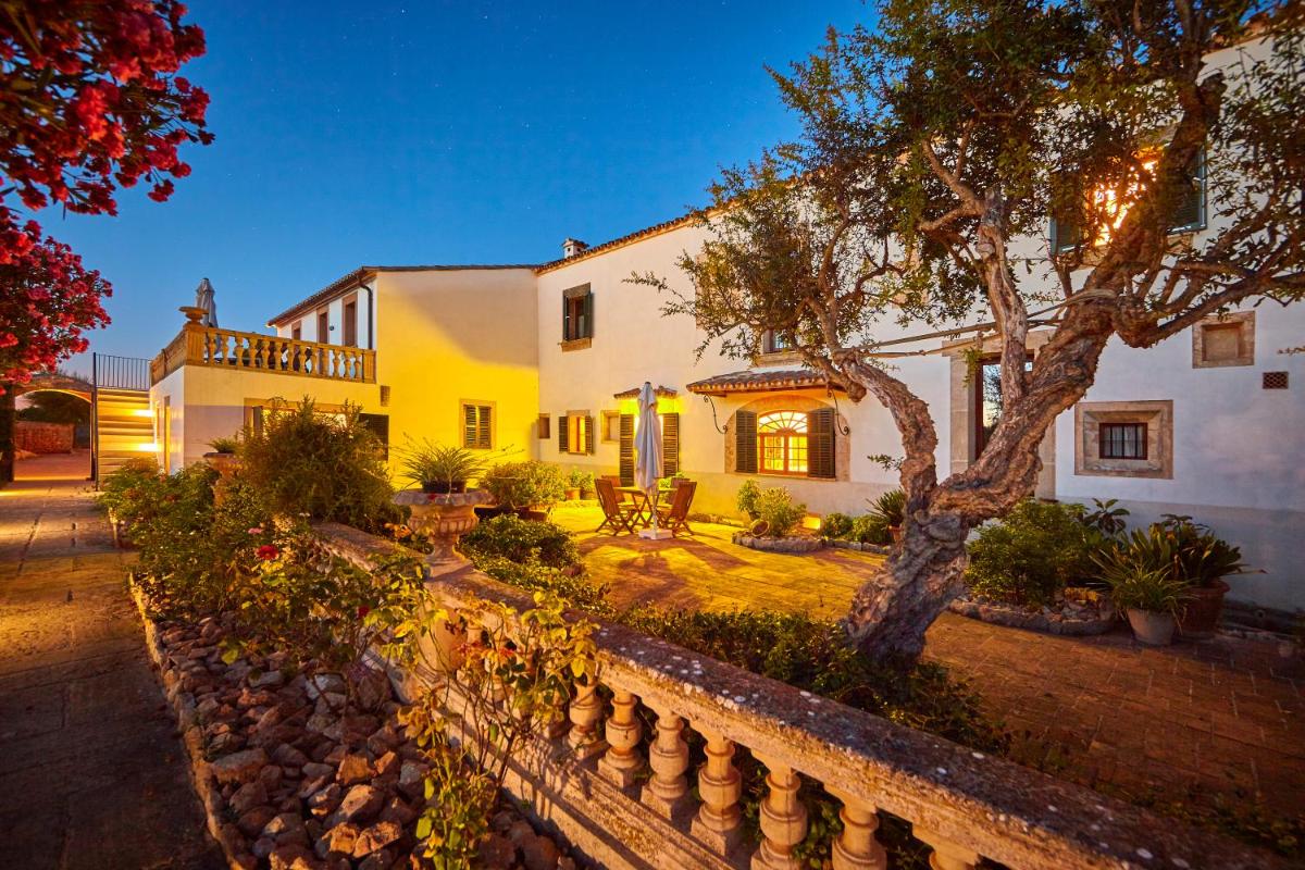 una casa con una valla y un árbol en Bennoc Petit Hotel - Only Adults, en Llucmajor