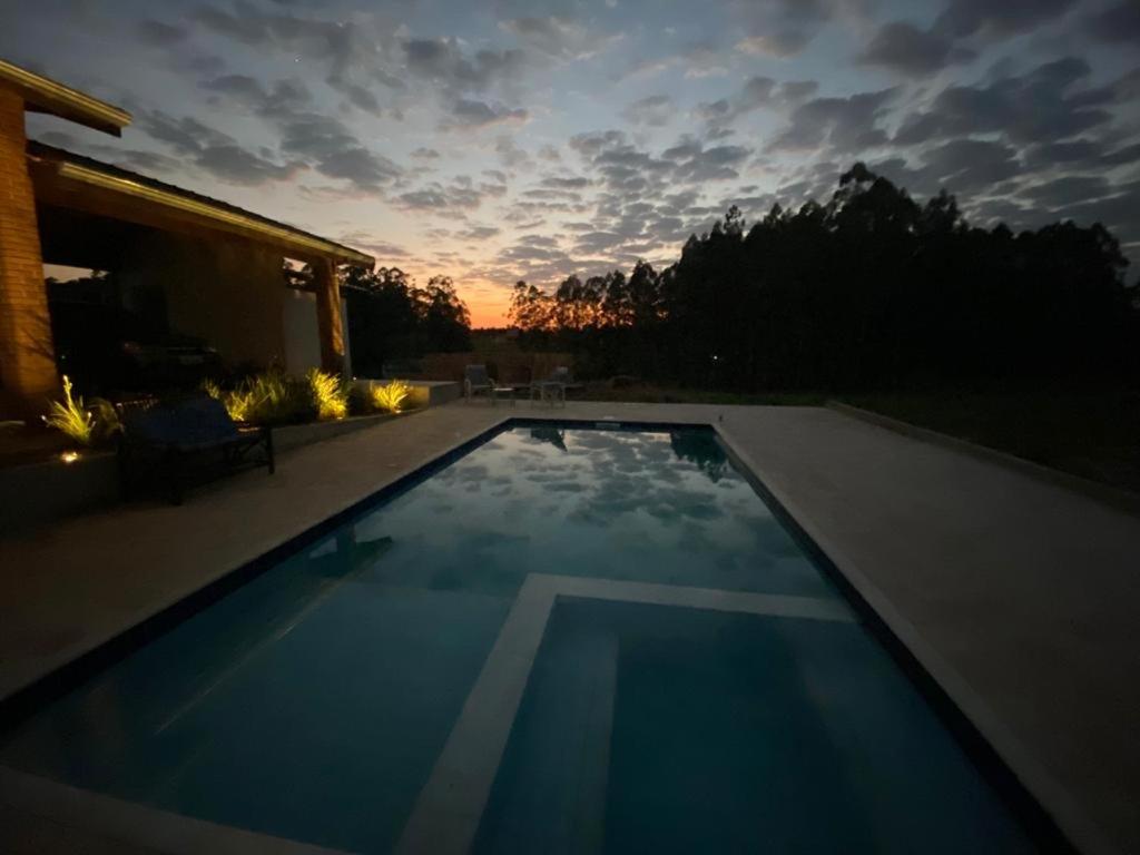 Casa aluguel temporada com piscina, 3 dormitórios e mezanino com sofá cama - Housity