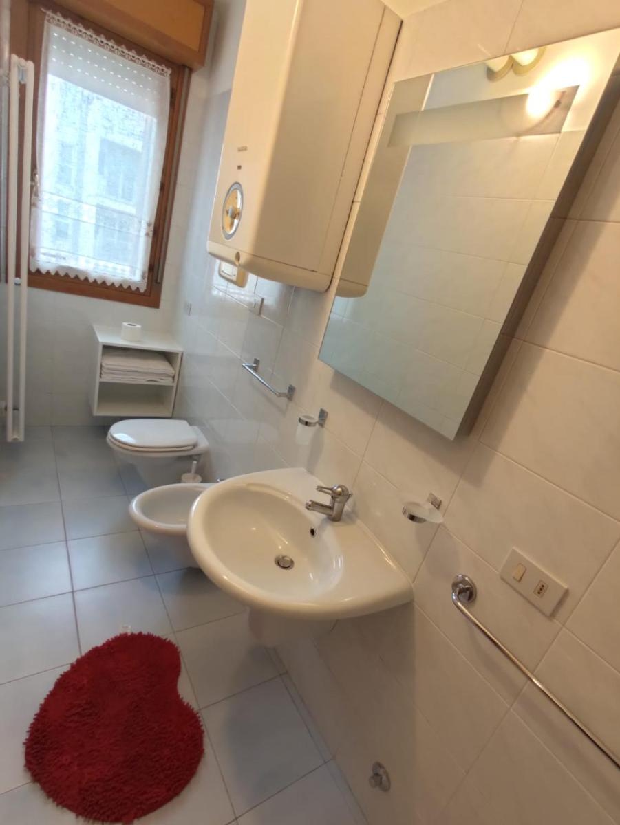 BAFILE 18 - Piazza Marconi - Centrale - 50 mt dal mare - Housity