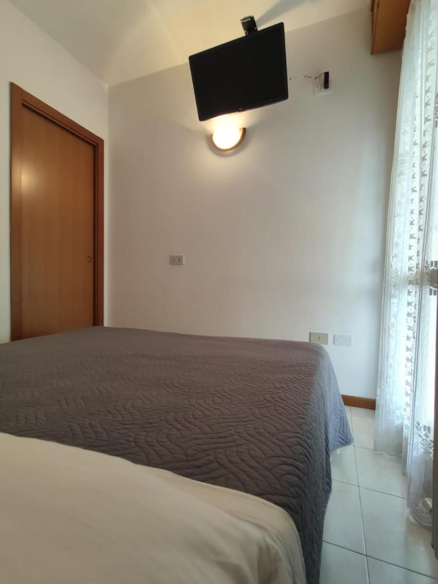 BAFILE 18 - Piazza Marconi - Centrale - 50 mt dal mare - Housity