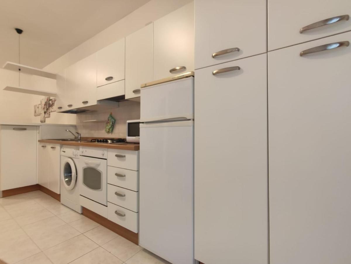 BAFILE 18 - Piazza Marconi - Centrale - 50 mt dal mare - Housity