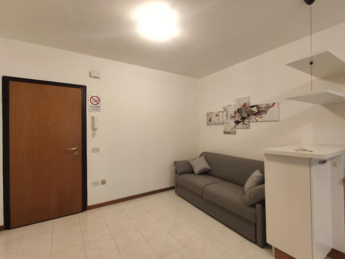 BAFILE 18 - Piazza Marconi - Centrale - 50 mt dal mare - Housity