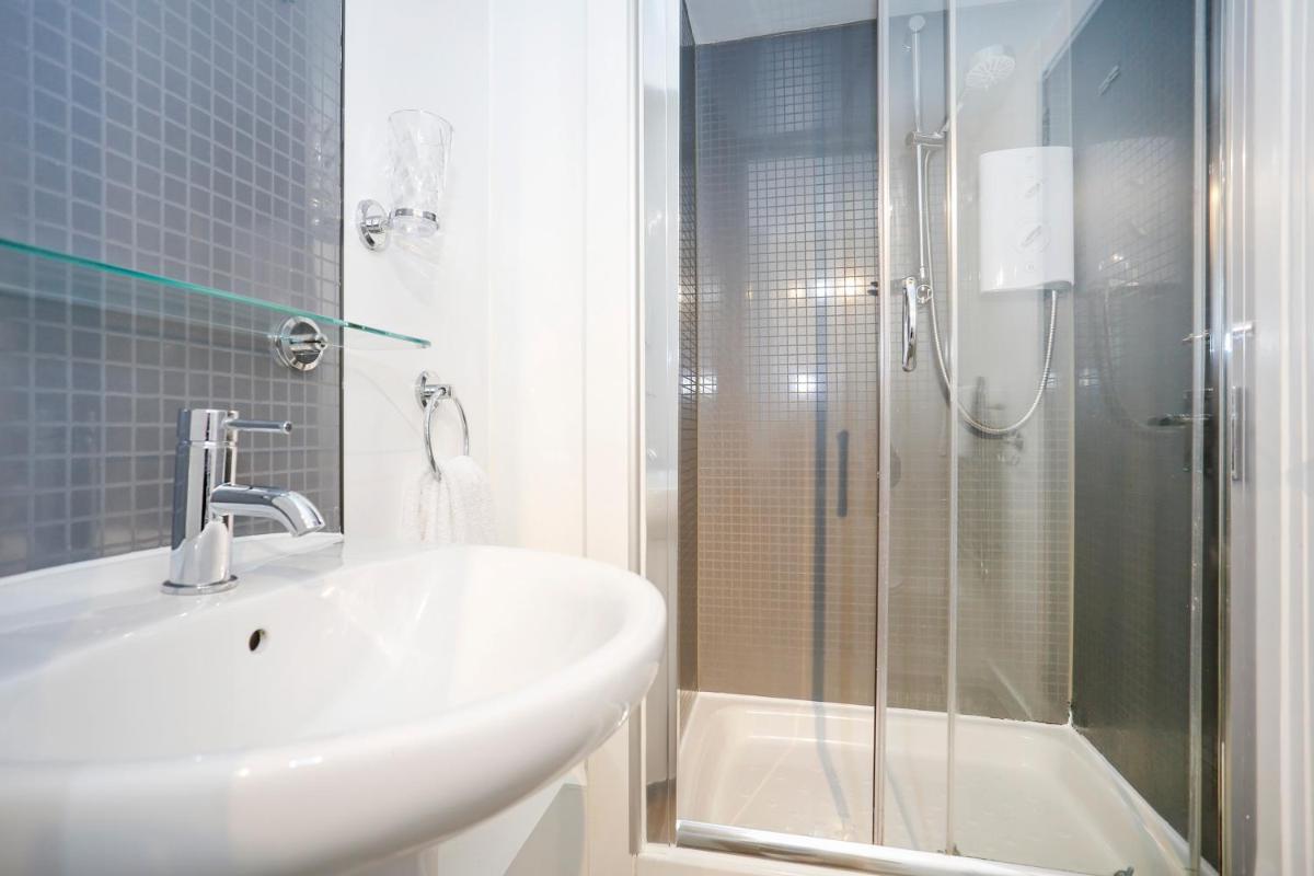 ALTIDO Centre of Old Town Cool Space (sleeps 6, 2 shower) - Housity
