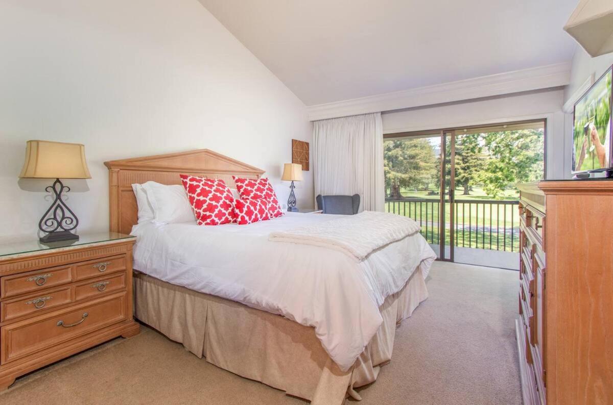 Best Golf 1BD Suite with Golf Course Views - Housity
