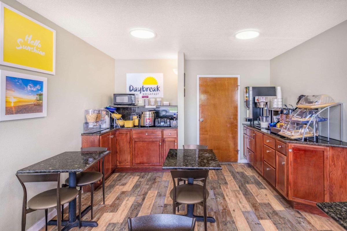Days Inn by Wyndham Clarksville TN - Housity