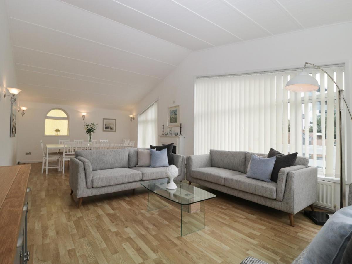 Harbour Views - Housity