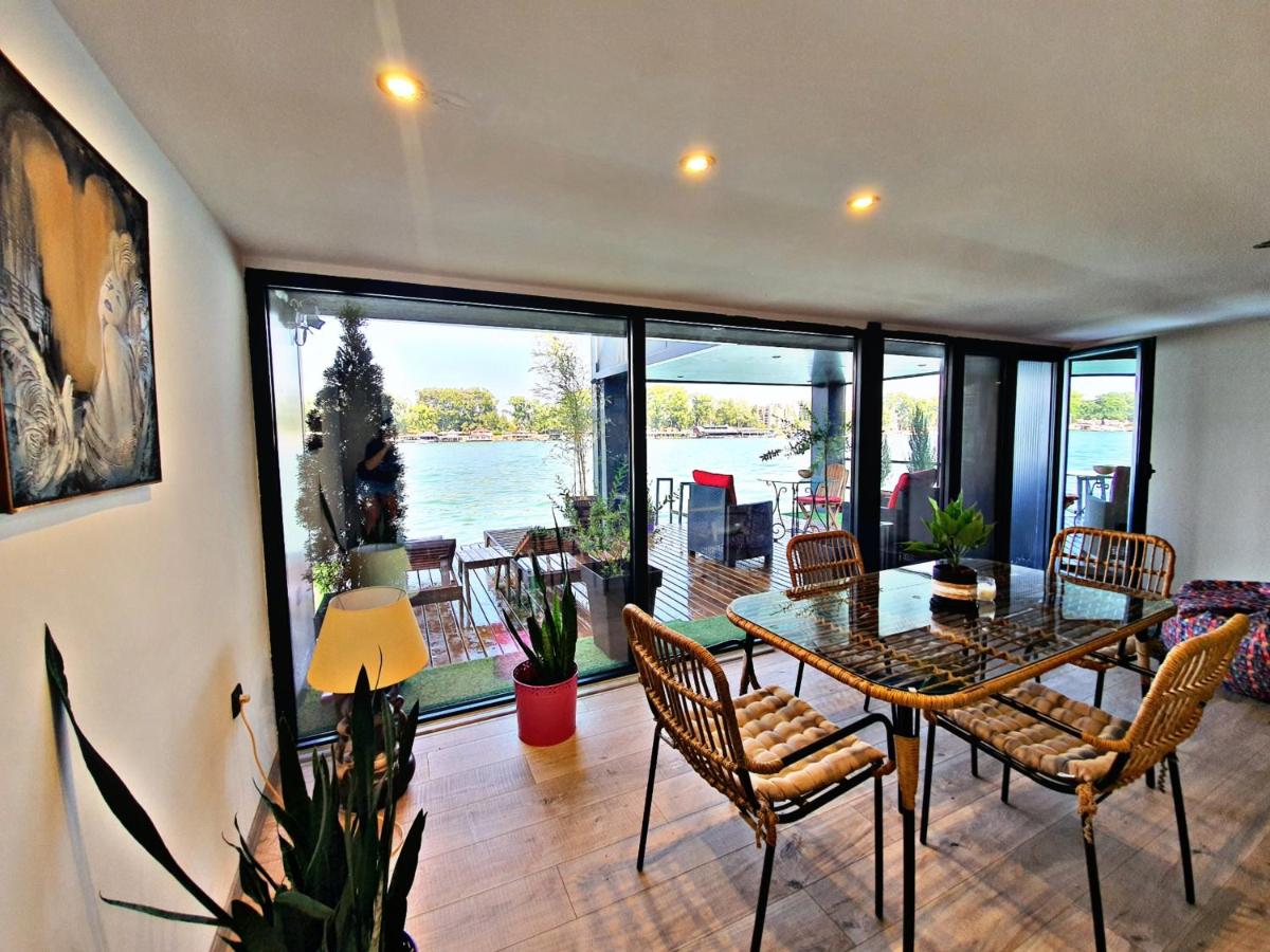Monte Cristo villa on water - Housity