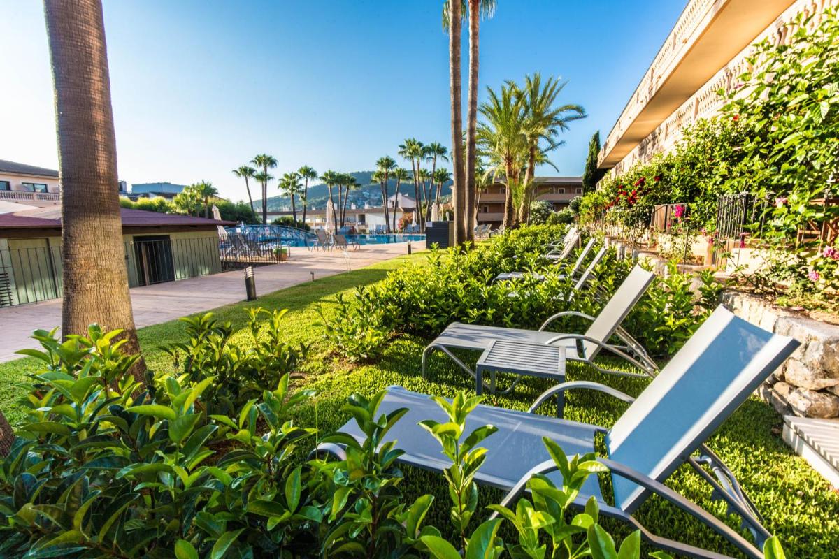 Jardín al aire libre en Mon Port Hotel & Spa