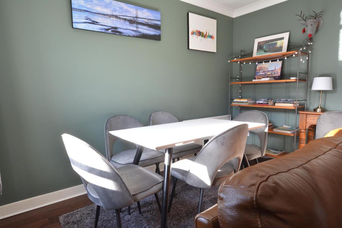 Holyrood Park - Carparking included! - Housity