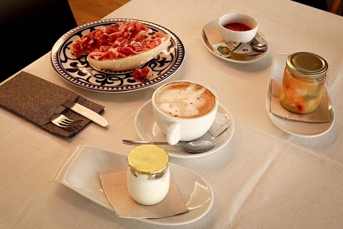 Comida en o cerca de este hotel