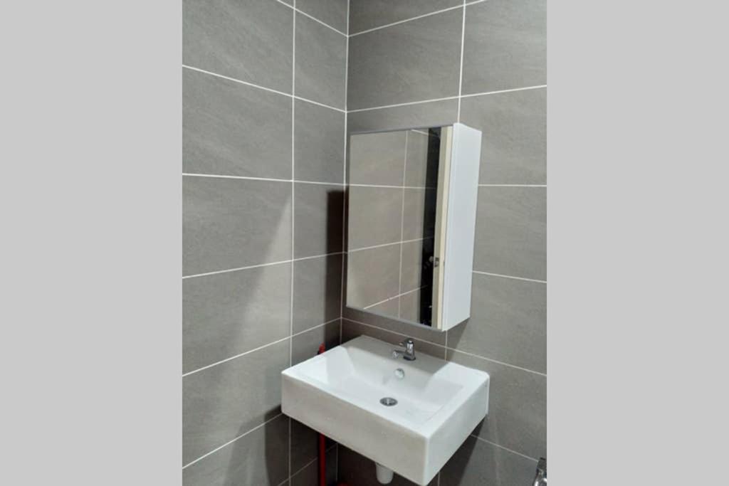 HB1714 Amazing studio unit ,Cyberjaya,Lake view, Netflix, Wi-Fi, Parking, 3043 - Housity