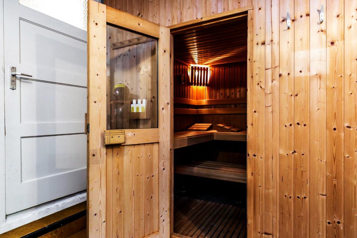 De Kapiteinshut aan de rivier met XL ligbad en sauna - Housity