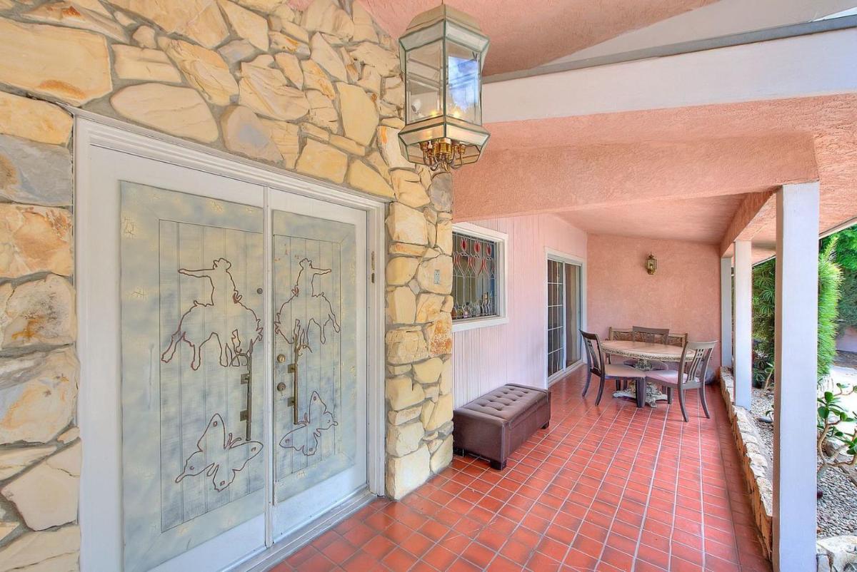 Room at the house of Movies - Housity