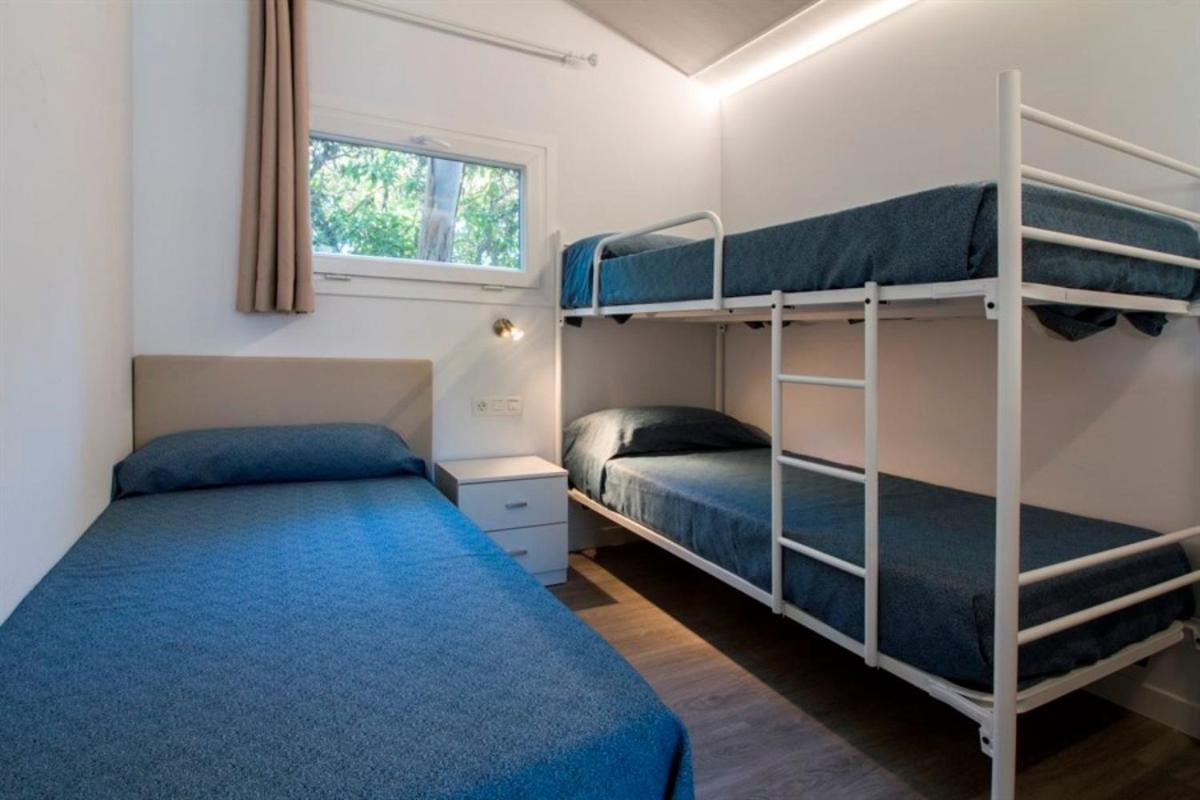 Un dormitorio con dos literas y una ventana. en Alannia Guardamar, en Guardamar del Segura 29 fotos más