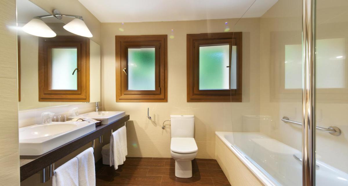 Un baño de Hotel Manantial