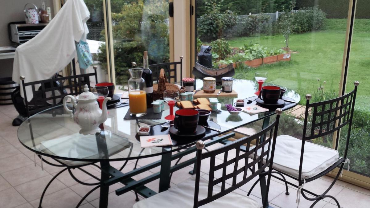 CHAMBRE PRIVEE AVEC SALON, garage voiture, vélos, motos - Housity