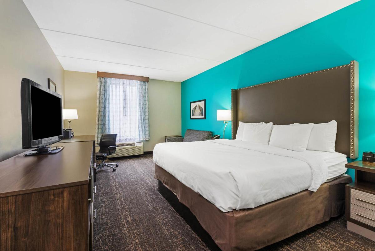 La Quinta by Wyndham Jamestown - Housity