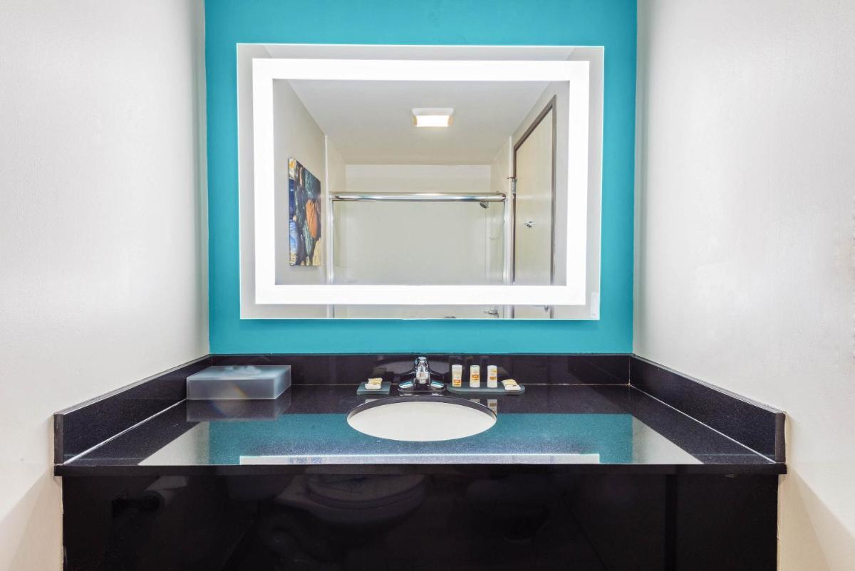 La Quinta by Wyndham Jamestown - Housity