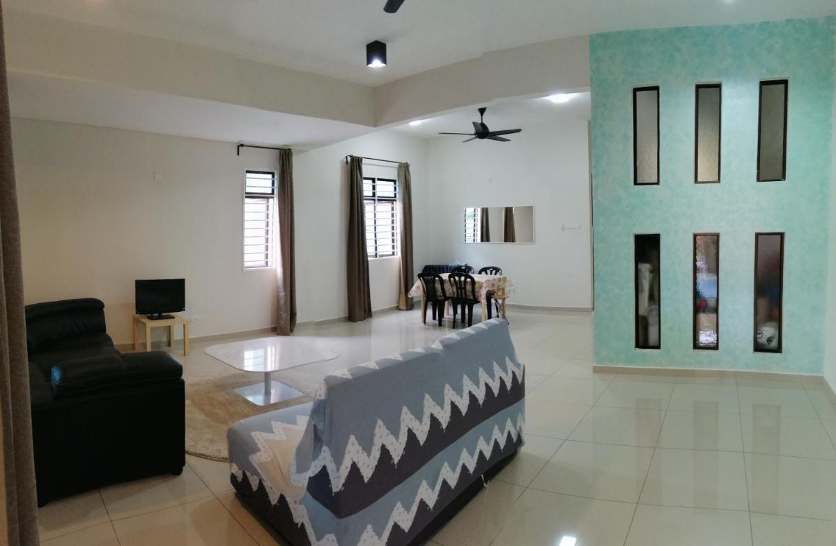 Homestay 5 ROOM 5 BATH Senawang N9 MusLlm ONLY - Housity