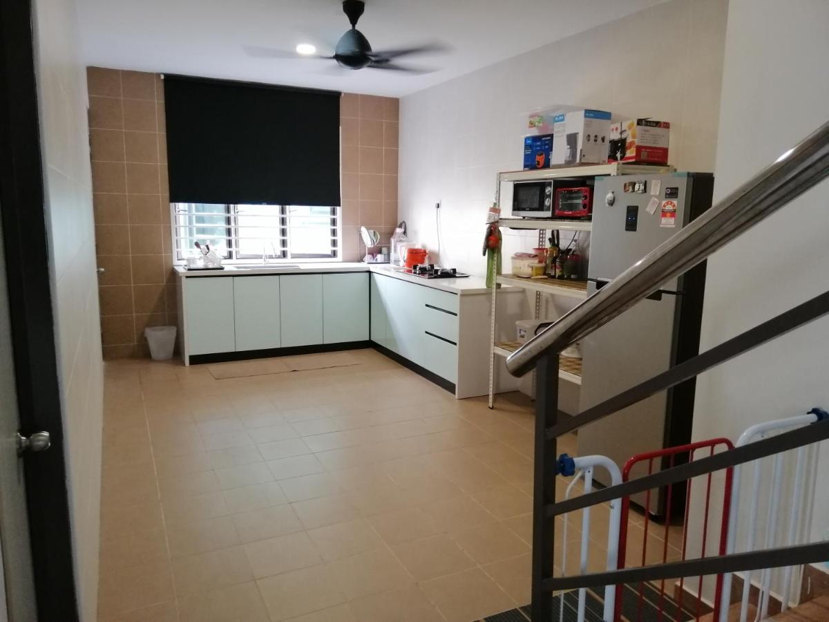 Homestay 5 ROOM 5 BATH Senawang N9 MusLlm ONLY - Housity