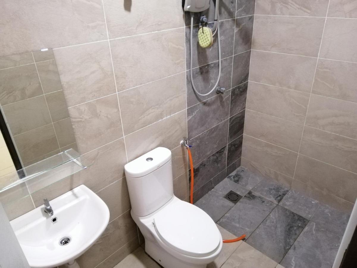 Homestay 5 ROOM 5 BATH Senawang N9 MusLlm ONLY - Housity