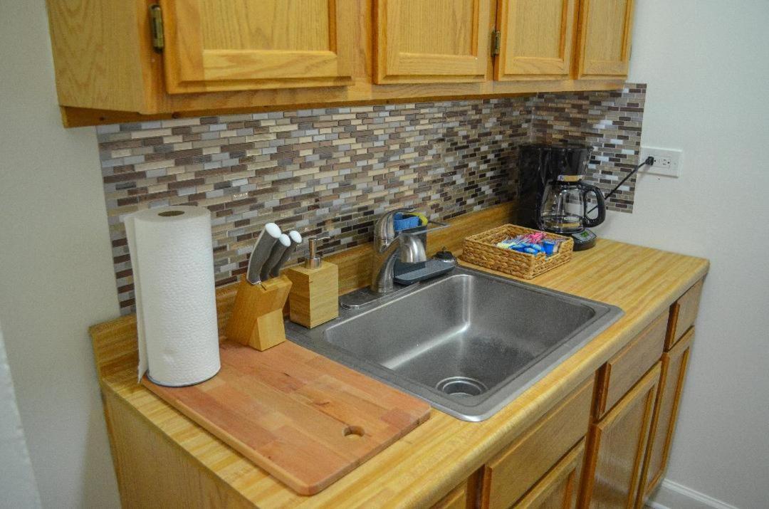 Cozy Studio near Wrigley field and Boystown - Housity