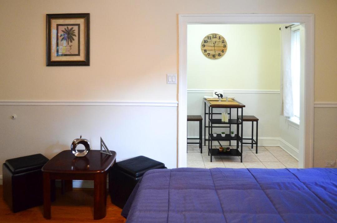 Cozy Studio near Wrigley field and Boystown - Housity