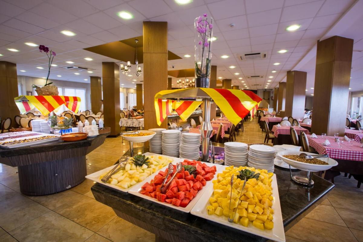 Comida en o cerca de este hotel