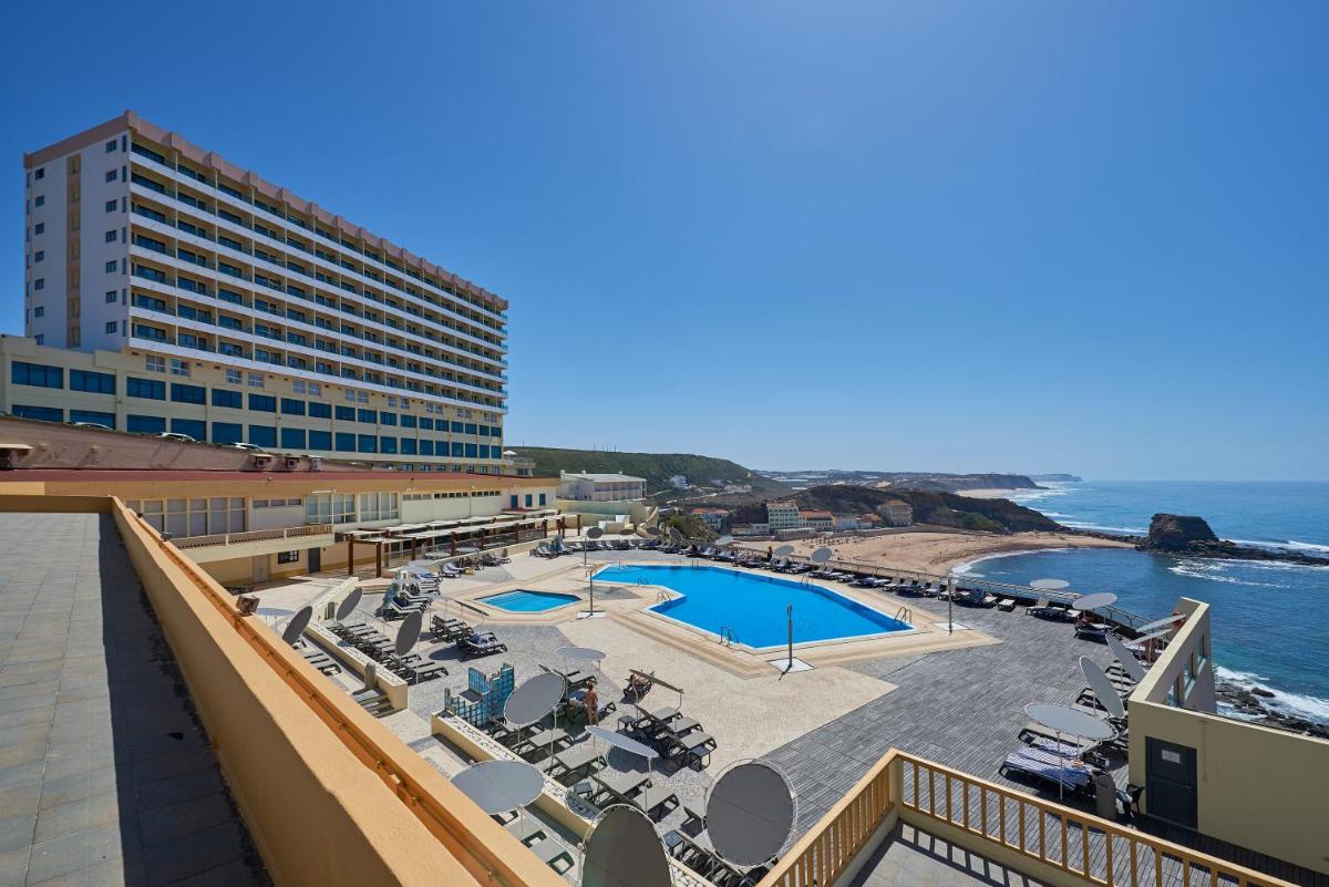 vista de um hotel com piscina e o oceano em Hotel Golf Mar em Maceira