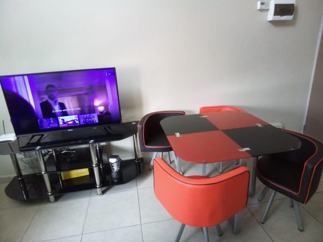 Easy Walk To The Rosebank Mall Close To All Amenities - Housity