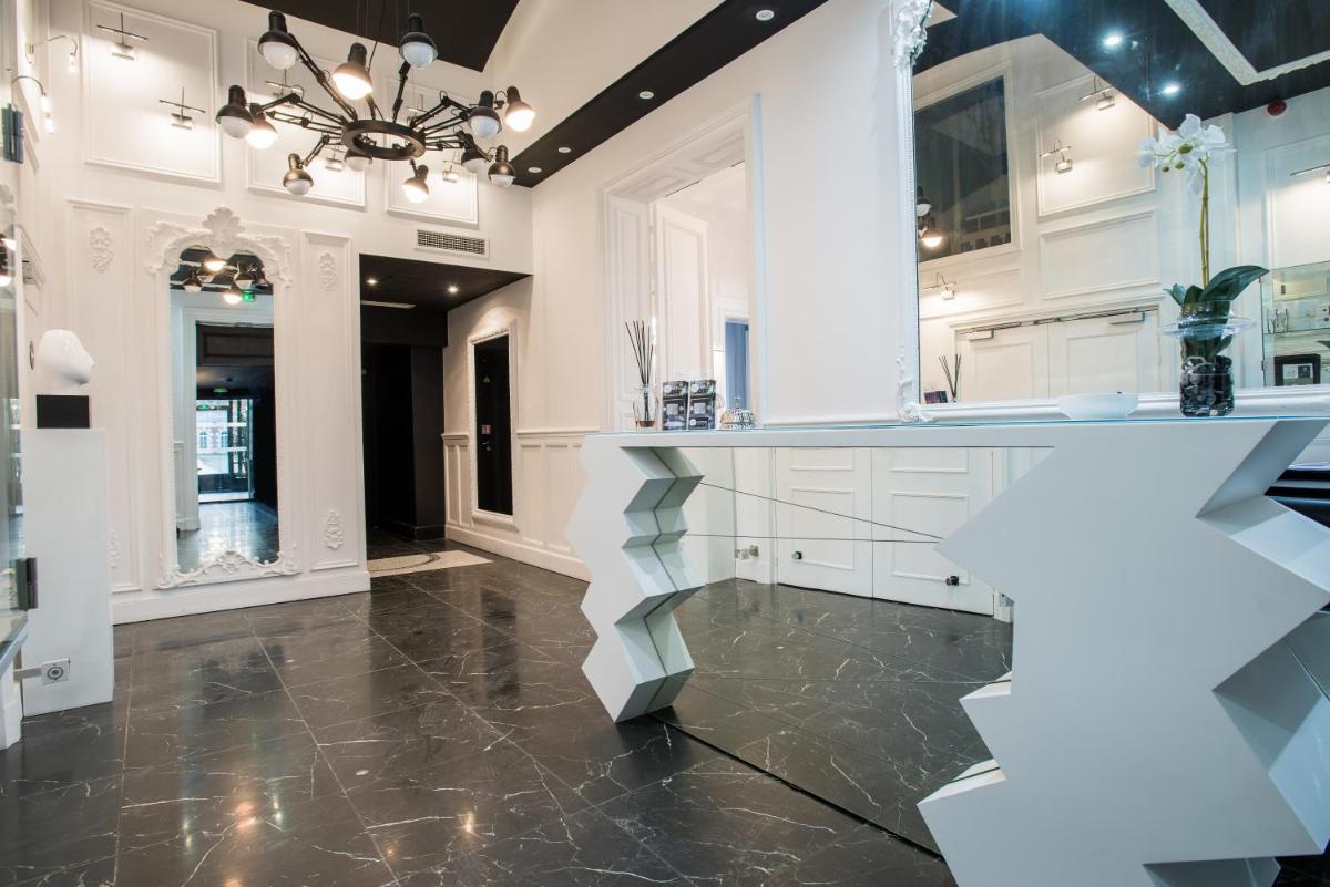 Cuisine ou kitchenette dans l'établissement Art Hotel