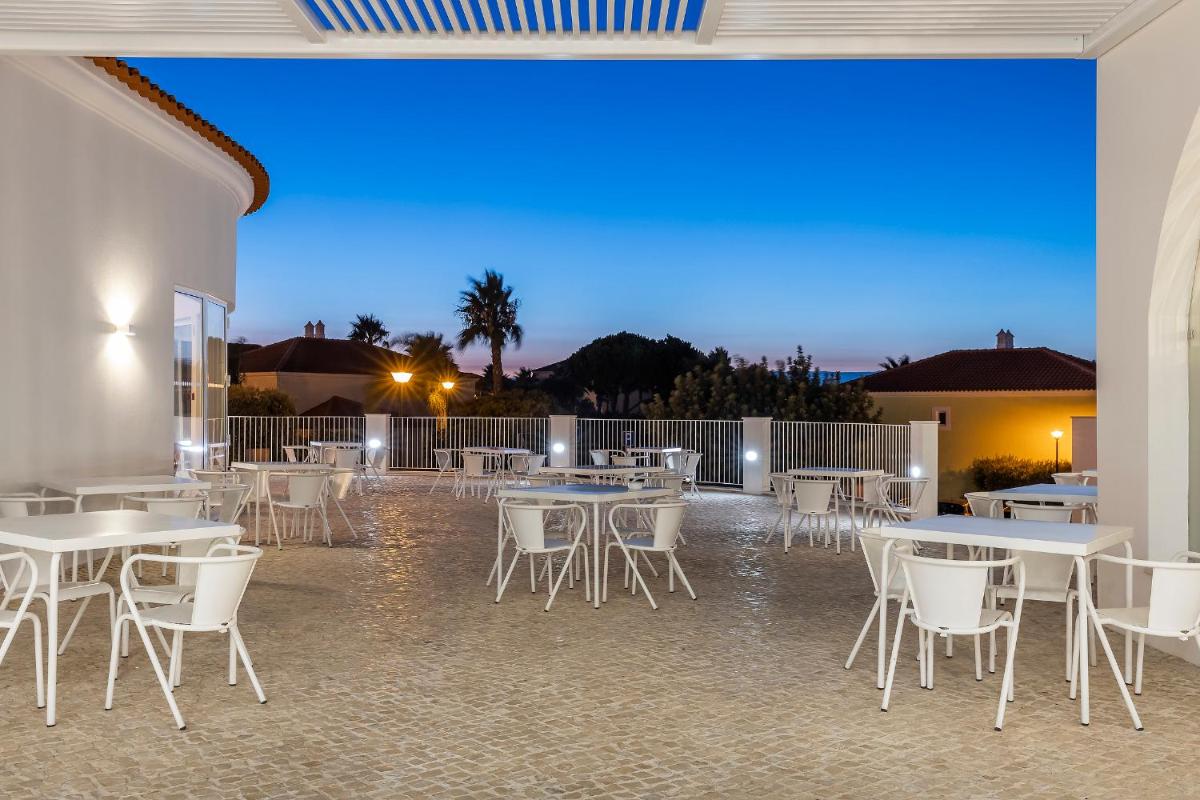Um restaurante ou outro lugar para comer em Eden Villas & Apartments