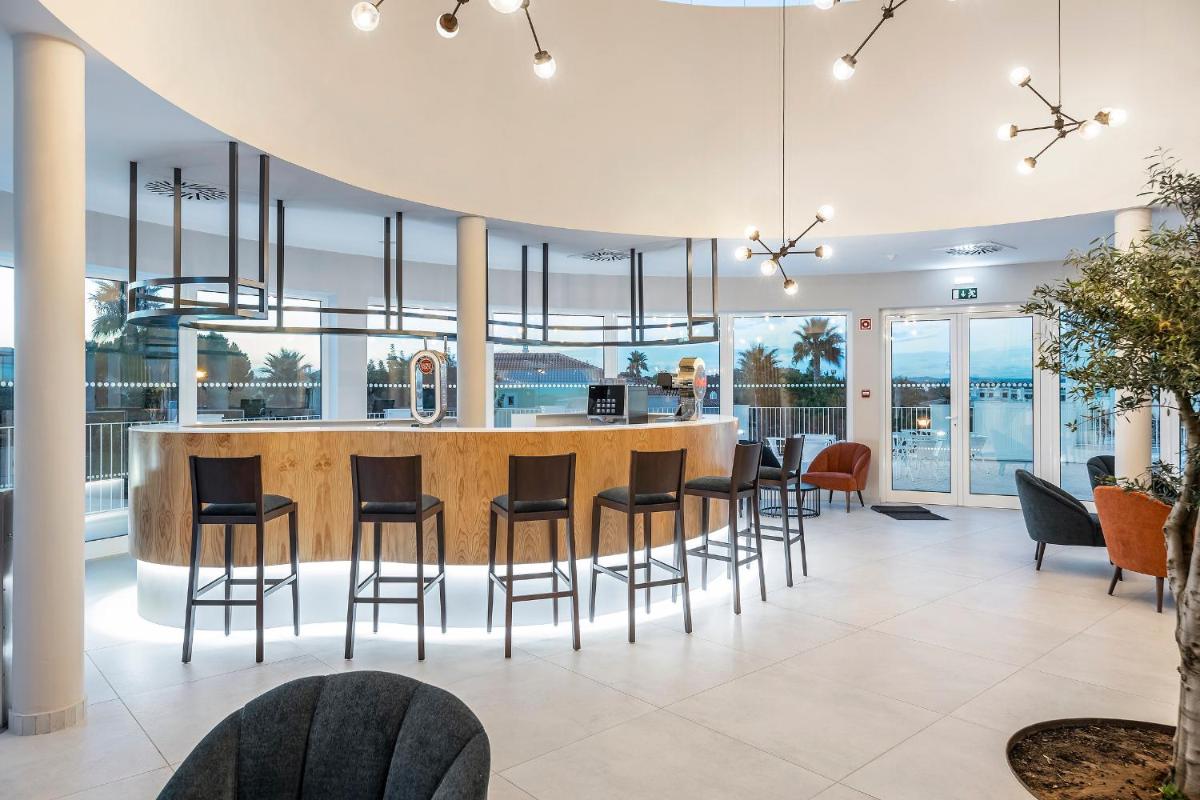 Um restaurante ou outro lugar para comer em Eden Villas & Apartments