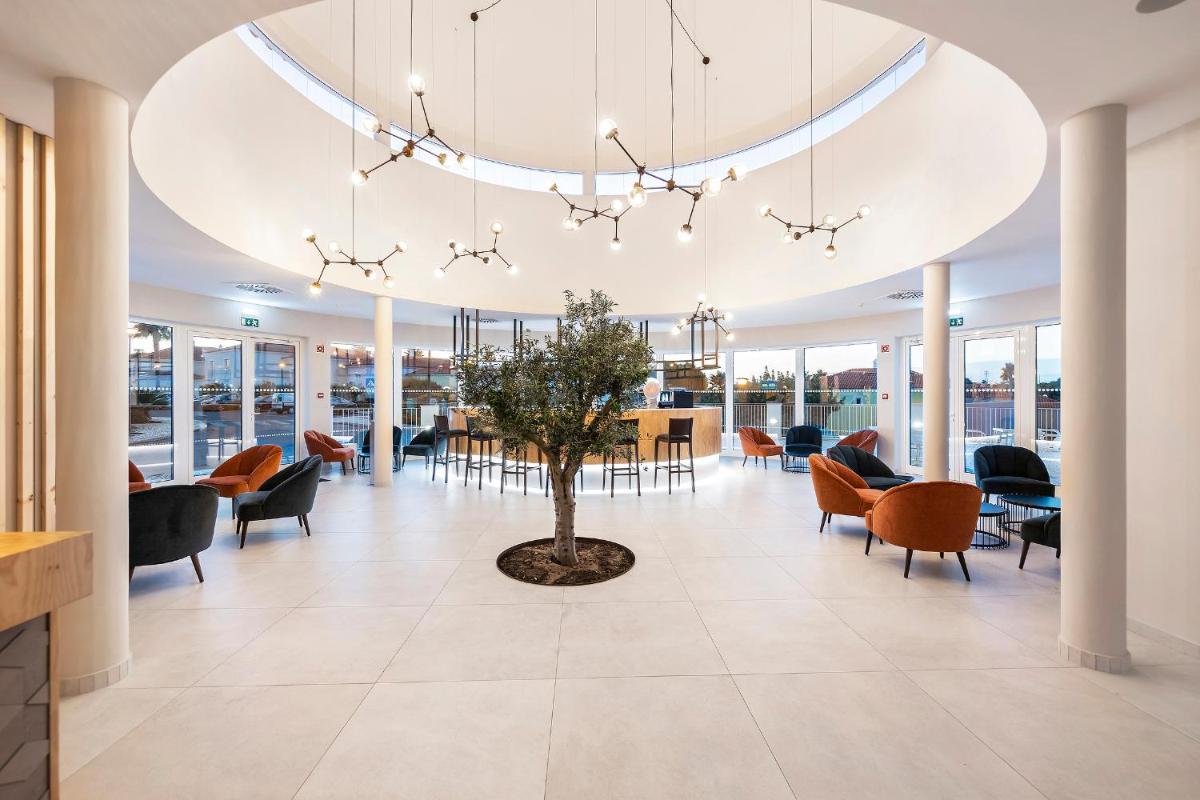 Uma área de estar em Eden Villas & Apartments