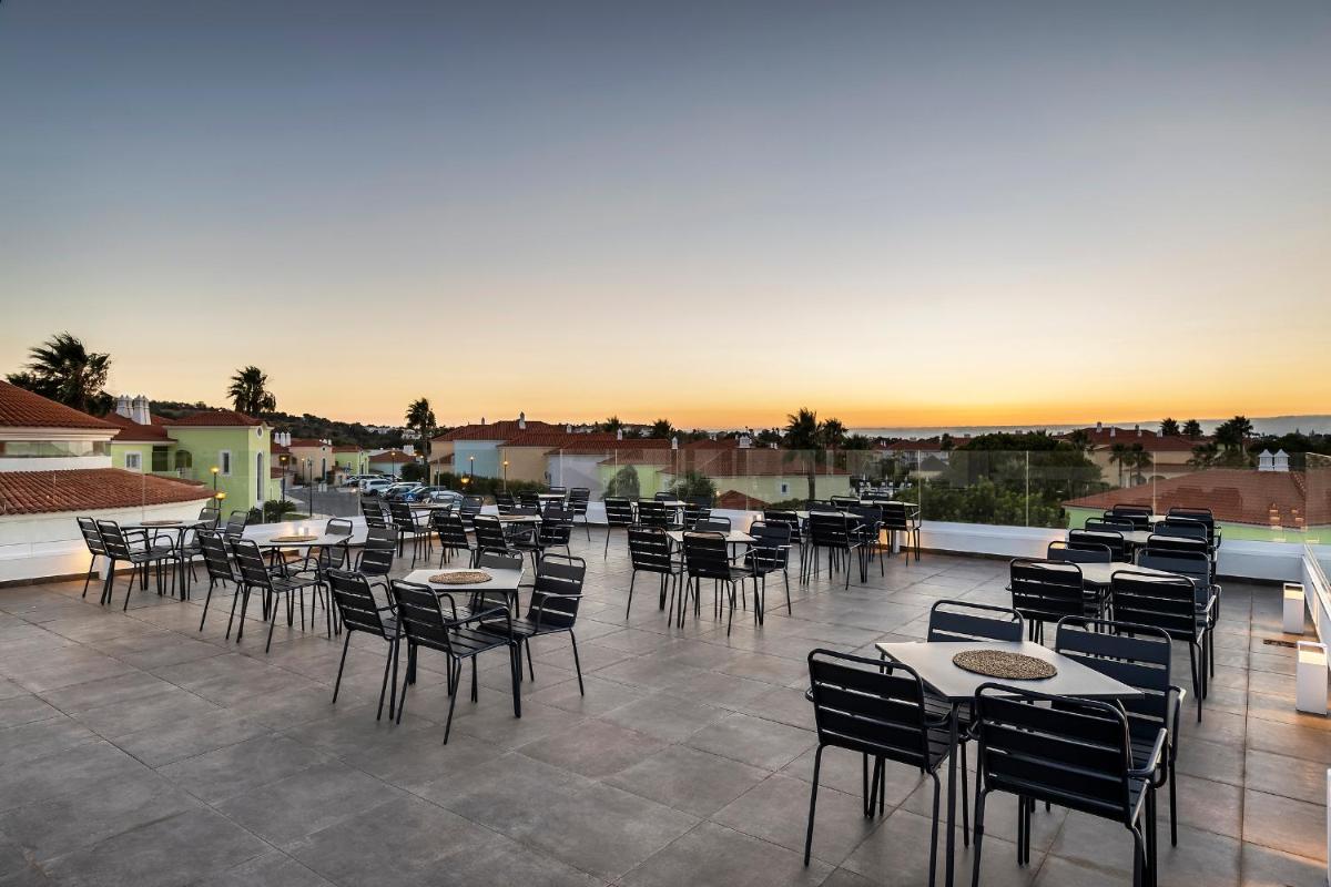 Um restaurante ou outro lugar para comer em Eden Villas & Apartments