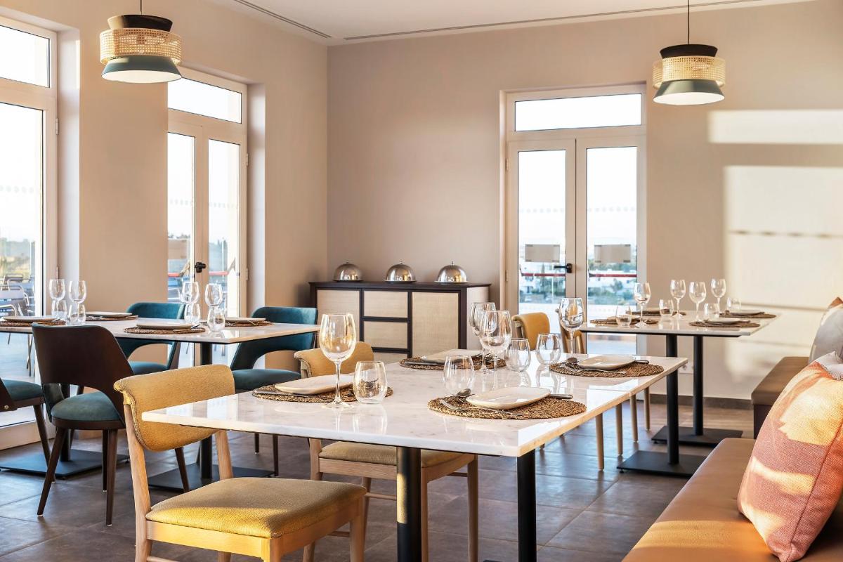 Um restaurante ou outro lugar para comer em Eden Villas & Apartments