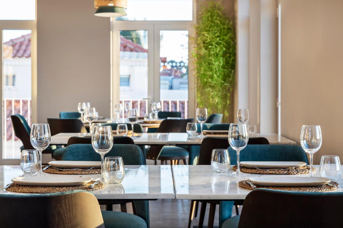 Um restaurante ou outro lugar para comer em Eden Villas & Apartments