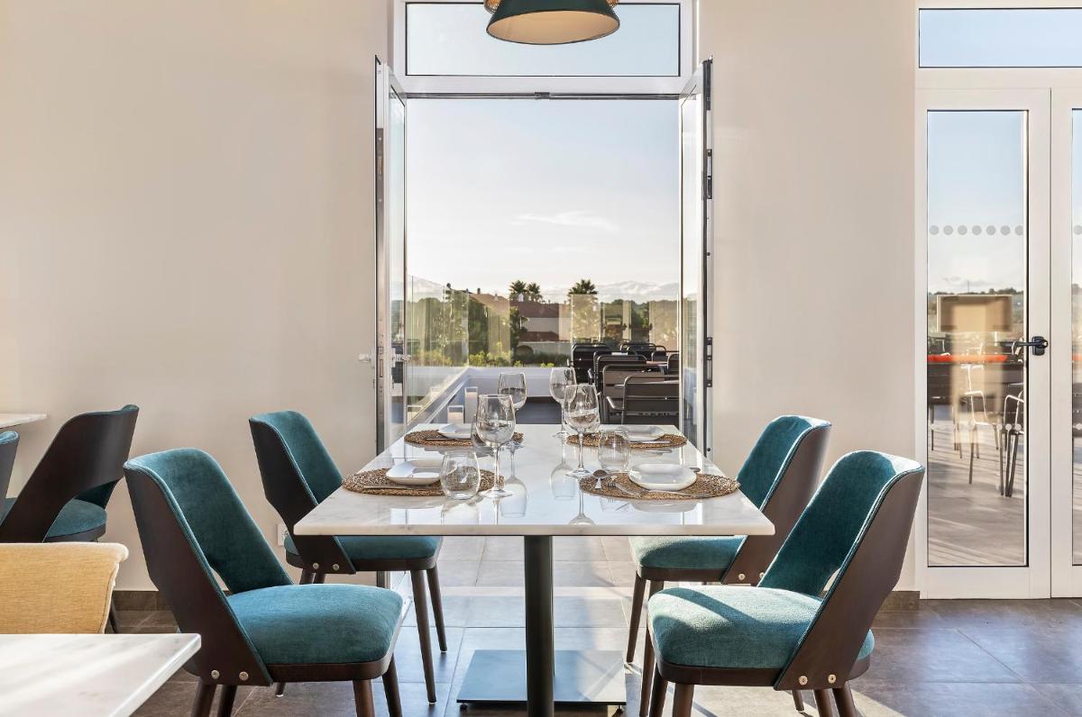 Uma área de estar em Eden Villas & Apartments