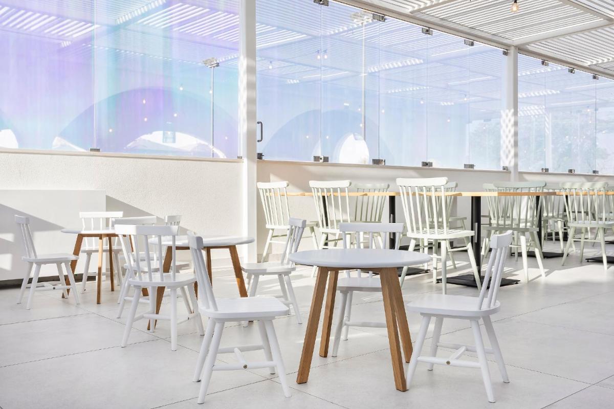 Um restaurante ou outro lugar para comer em Eden Villas & Apartments