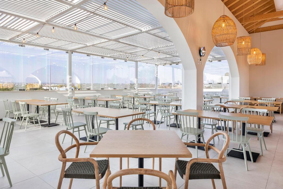 Um restaurante ou outro lugar para comer em Eden Villas & Apartments