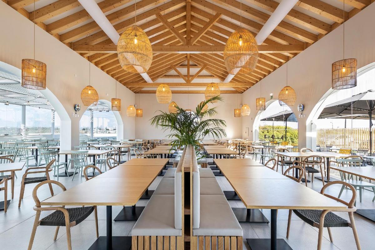 Um restaurante ou outro lugar para comer em Eden Villas & Apartments