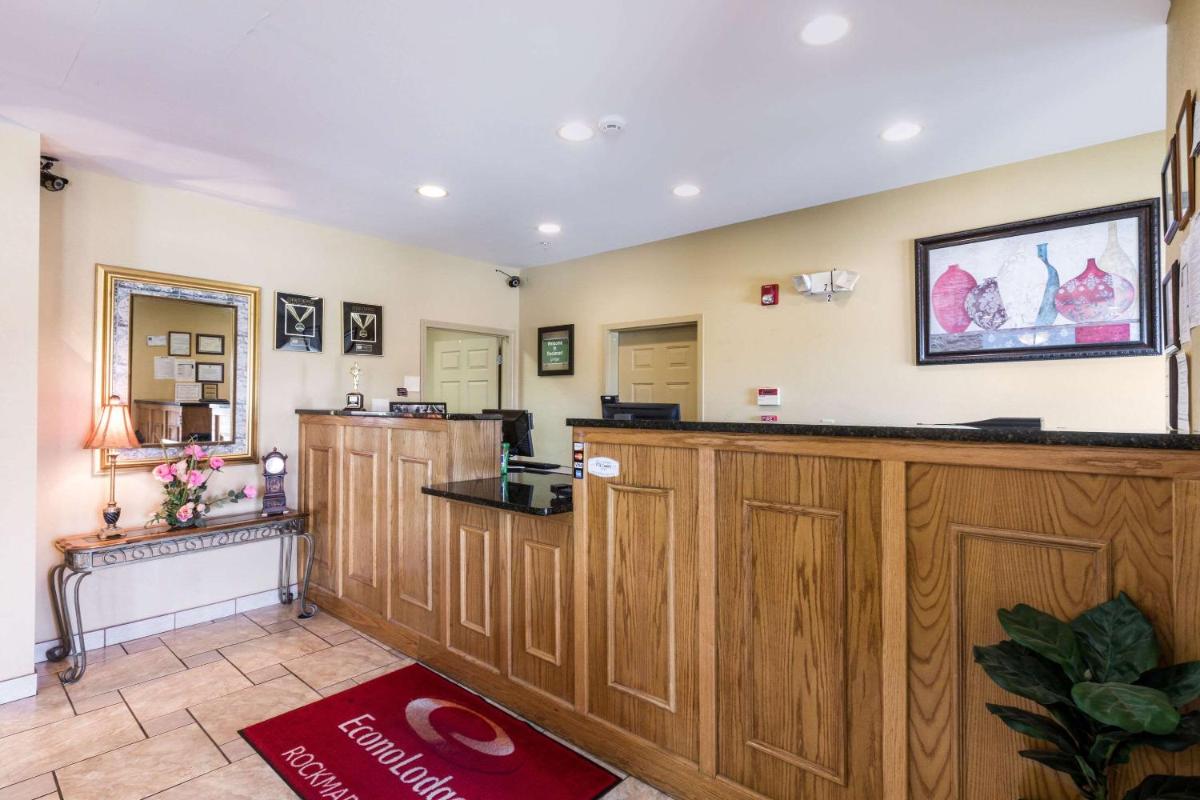 Econo Lodge Inn & Suites - Housity