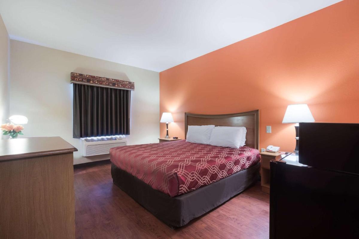 Econo Lodge Inn & Suites - Housity
