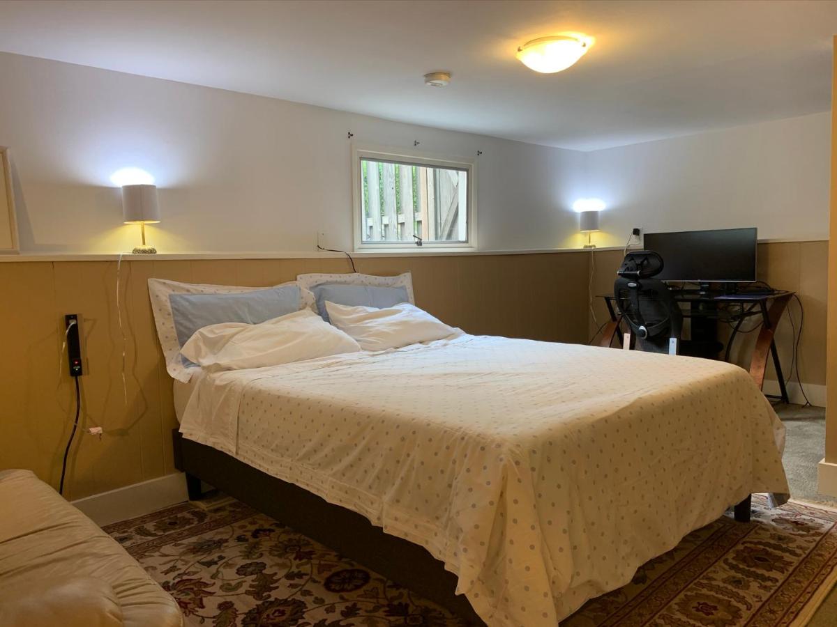 Private Suite 3 Bedrooms&Living near U-District - Housity