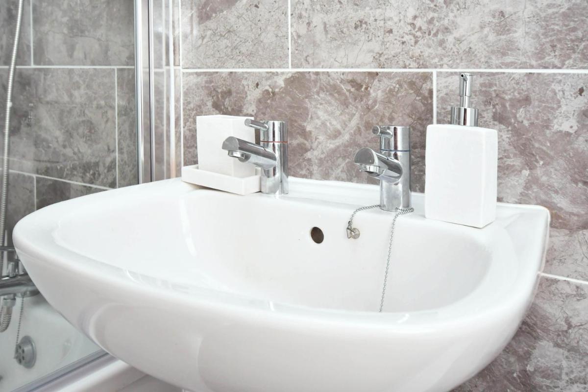 Grosvenor House by Yourstays - 4 Bedroom House Stoke City Centre - Housity