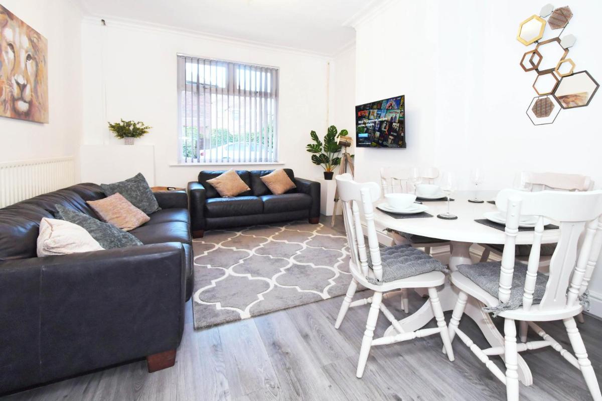 Grosvenor House by Yourstays - 4 Bedroom House Stoke City Centre - Housity