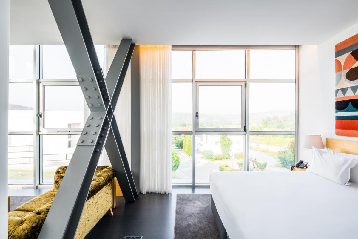 Uma cama ou camas num quarto em Boticas Hotel Art & SPA